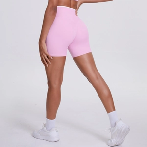 Détail du short de yoga rose à taille haute avec surpiqûres blanches à la ceinture