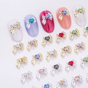 Fiocchi per nail art in lega con strass a cuore in vari colori e finiture in metallo lucido