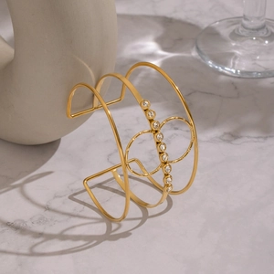 Auffälliger geometrischer 18K Gold-Armreif mit Zirkonia-Steinen im Hohl-Design