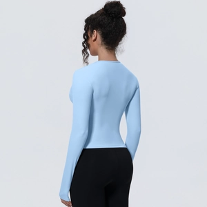 Détail du dos d'un haut de yoga ajusté montrant le tissu bleu respirant et élastique