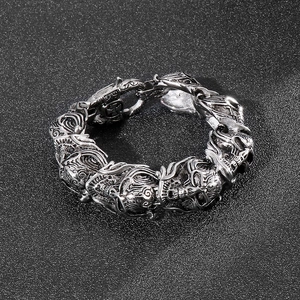 Détail macro du bracelet tête de mort punk gothique en argent vintage et texture oxydée