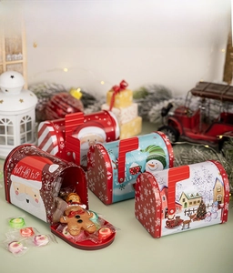 Vue détaillée des boîtes aux lettres de Noël en fer blanc, coloris rouge, bleu et blanc
