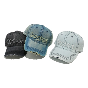 Dettaglio di cappelli da baseball in denim in tre colori con ricamo Boston e stile vintage