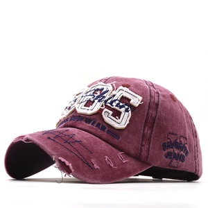 Vintage gewaschene burgunderrote Baseballkappe mit 1985 Stickerei und Distressed-Details