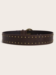 Détail de la ceinture en cuir marron foncé avec deux rangées de clous ronds dorés