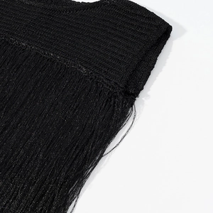 Gros plan sur le tissu en maille noire et les détails de franges d'une robe de soirée