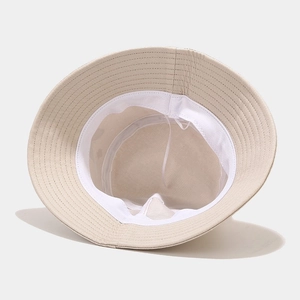 Détail du cordon réglable et de la bande anti-sueur à l'intérieur du bob beige papillon