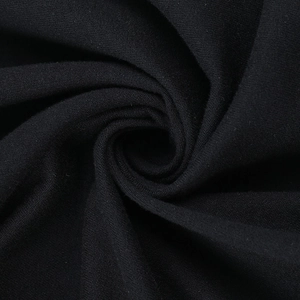 Detaillierte Makroaufnahme der schwarzen Strickstoff-Textur mit Fokus auf Elastizität