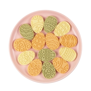 Stampi per biscotti 3D a forma di uovo di Pasqua nei colori giallo, arancio e verde
