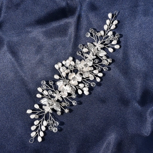 Détails de vigne de cheveux de mariée argentée avec perles et cristaux sur soie bleue