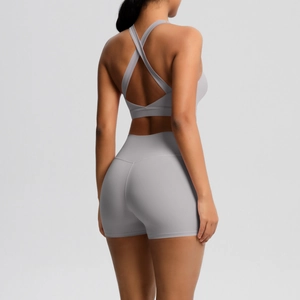 Details des Sport-BHs mit Kreuzrücken und Yoga-Shorts im fliederfarbenen Fitness-Set