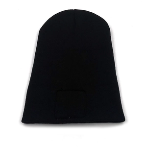 Berretto classico in maglia nera con elegante toppa quadrata per il calore invernale