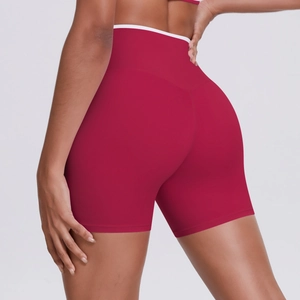 Vue arrière du short de yoga rouge à taille haute avec bordure blanche contrastée