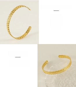 Détail de la texture de chaîne évidée en acier inoxydable plaqué or 18K sur un jonc en C