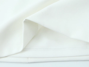 Dettaglio del tessuto bianco dell'abito halter con cuciture dell'orlo di alta qualità
