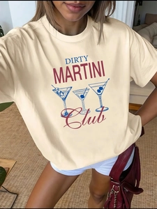 Λεπτομέρεια του Dirty Martini Club γραφικού σε βερίκοκο βαμβακερό t-shirt από μοντέλο