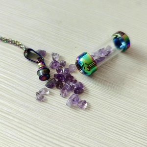 Collier flacon de parfum arc-en-ciel en acier inoxydable avec cristaux violets