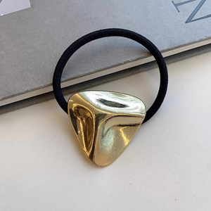 Elastische haarelastiek met een minimalistische gouden driehoekige metalen bedel voor haar
