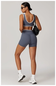 Détail du design contrasté du dos sur l'ensemble soutien-gorge et short bleu-gris