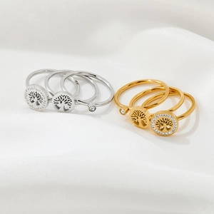 Poliertes Set aus Lebensbaum-Ringen in Gold und Silber mit Kristallen und Hohlmuster
