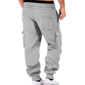 Detalle de los pantalones cargo de forro polar gris claro con bolsillos y puños elásticos