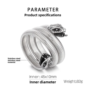 Détail de la bague serpent en acier inoxydable 304L montrant le poids 82g et la texture
