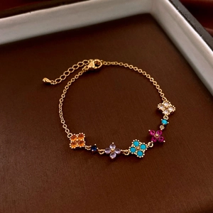 Dettaglio macro del bracciale placcato oro 18 carati con quadrifogli in zircone colorato