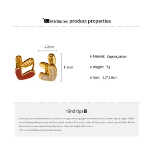 Détails des boucles d'oreilles cœur en émail rouge et zircons, dimensions 1,2x1,9 cm