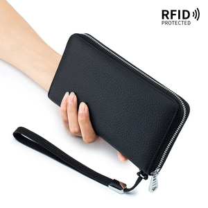 Lange zwarte lederen damesportemonnee met RFID-bescherming en een handig polsbandje
