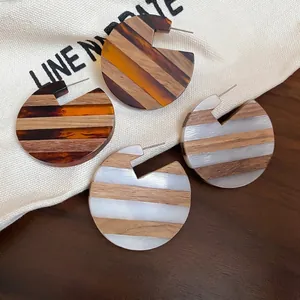 Retro geometric C-shaped wood and resin earrings set with elegant striped texture