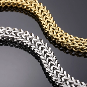 Gros plan de bracelets de dragon hip-hop plaqués or et argent avec motifs créatifs
