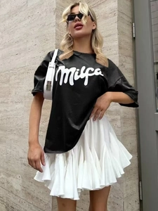Street style σύνολο με μαύρο oversized βαμβακερό t-shirt και λευκή πλισέ μίνι φούστα