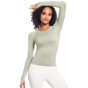 Dettaglio top yoga manica lunga verde salvia con asole per i pollici e cuciture senza cuciture