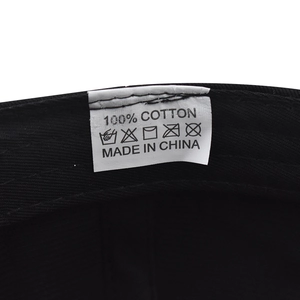 Detailopname van het 100% katoenen materiaal en waslabel aan de binnenkant van de Brooklyn pet
