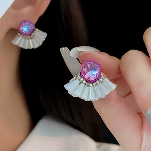 Macro degli orecchini a ventaglio con cristallo viola e bordi di diamanti brillanti