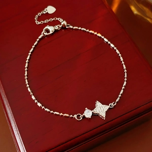 Détail d'un bracelet étoile en argent avec zircons et fermoir cœur coulissant