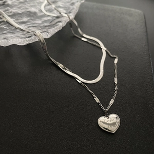 Collier double couche en acier titane argenté avec pendentif cœur texturé et gravure Love You