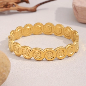 Detailed view of the 18K gold plated stainless steel bangle featuring spiral texture
