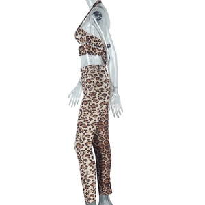 Vue latérale de l'ensemble deux pièces léopard avec haut court licou et pantalon slim