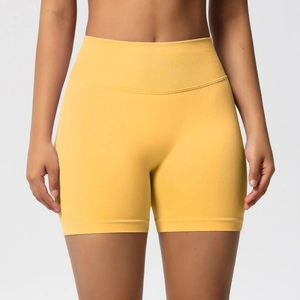 Gros plan d'un short de yoga sans couture taille haute jaune vif avec taille côtelée