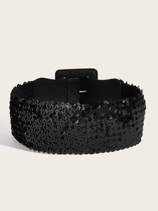 Détail de ceinture large élastique noire avec paillettes et boucle carrée élégante