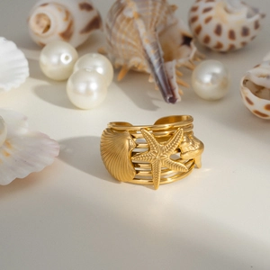Bague dorée style océan avec étoile de mer et coquillages pour vacances à la plage
