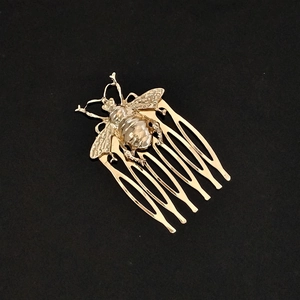 Vintage golden bee alloy hair comb hair accessory for women on a dark background