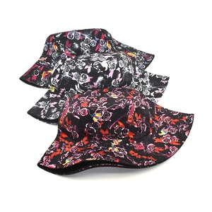 Chapeau bob pliable unisexe avec motifs de roses et d'oiseaux sur toile noire épaisse