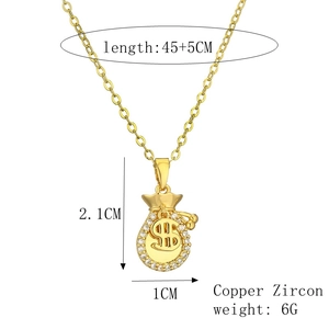 Detailweergave van gouden geldzak hanger ketting met fonkelende witte zirkonen