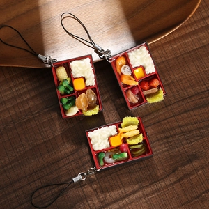 Détail de trois porte-clés boîte bento japonaise avec modèles de nourriture réalistes