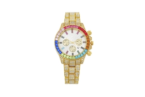 Dettaglio di un orologio dorato con lunetta in cristallo arcobaleno e cinturino di strass