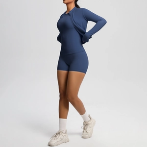 Ensemble de yoga bleu foncé trois pièces avec veste ajustée, débardeur et short