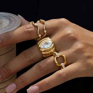 Set di tre anelli in acciaio al titanio dorato con cristalli marquise e pavé sulla mano