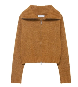 Gros plan d'un blouson aviateur en maille marron avec zip et texture en mélange de laine
